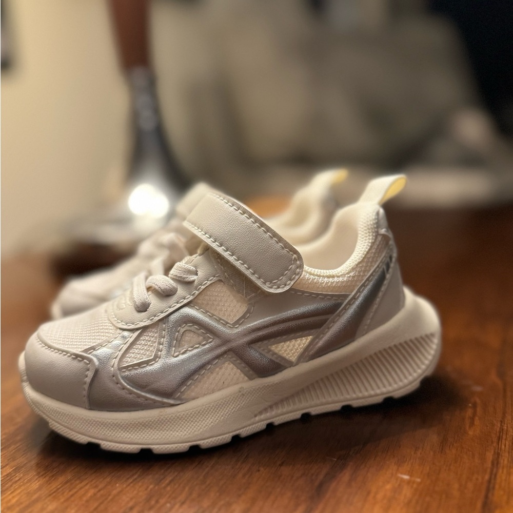 H&M Kids Silver and White Sneakers - Picture 2 of 6